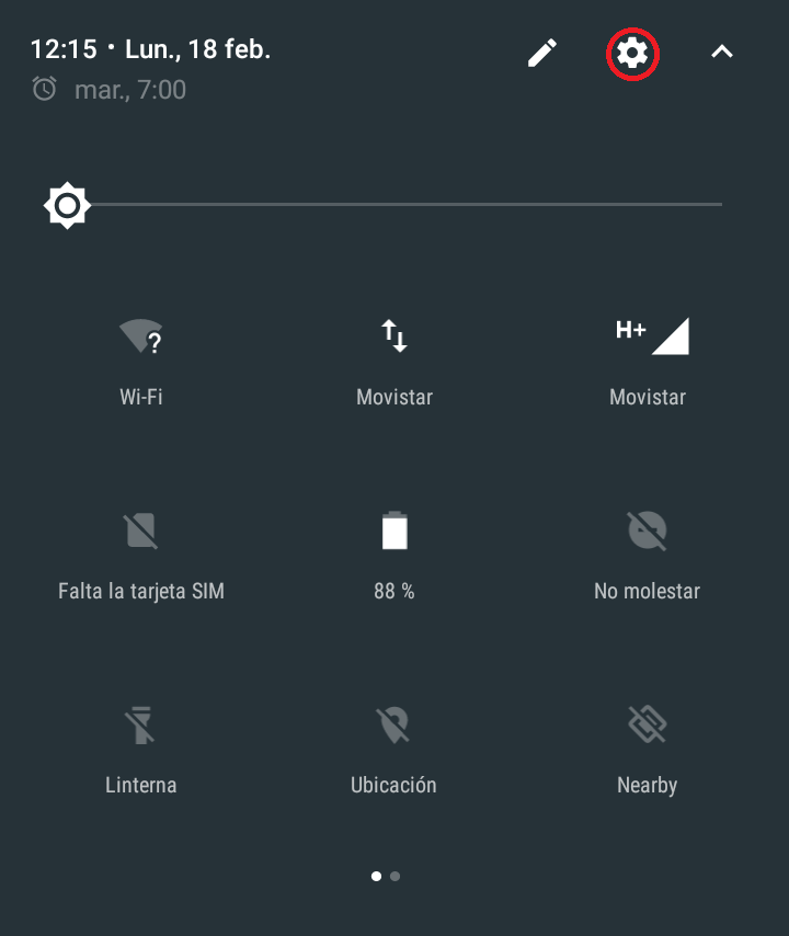 Vaya a <b class="text-red">Ajustes</b> (para esto debe deslizar el dedo desde la parte superior de la pantalla hacia el centro)