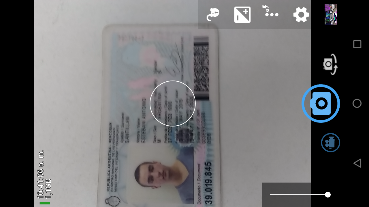 Tome una foto para el documento y otra para el certificado (tenga en cuenta que la aplicación tiene como <b class="text-red"> límite 2 imágenes adjuntas</b>)